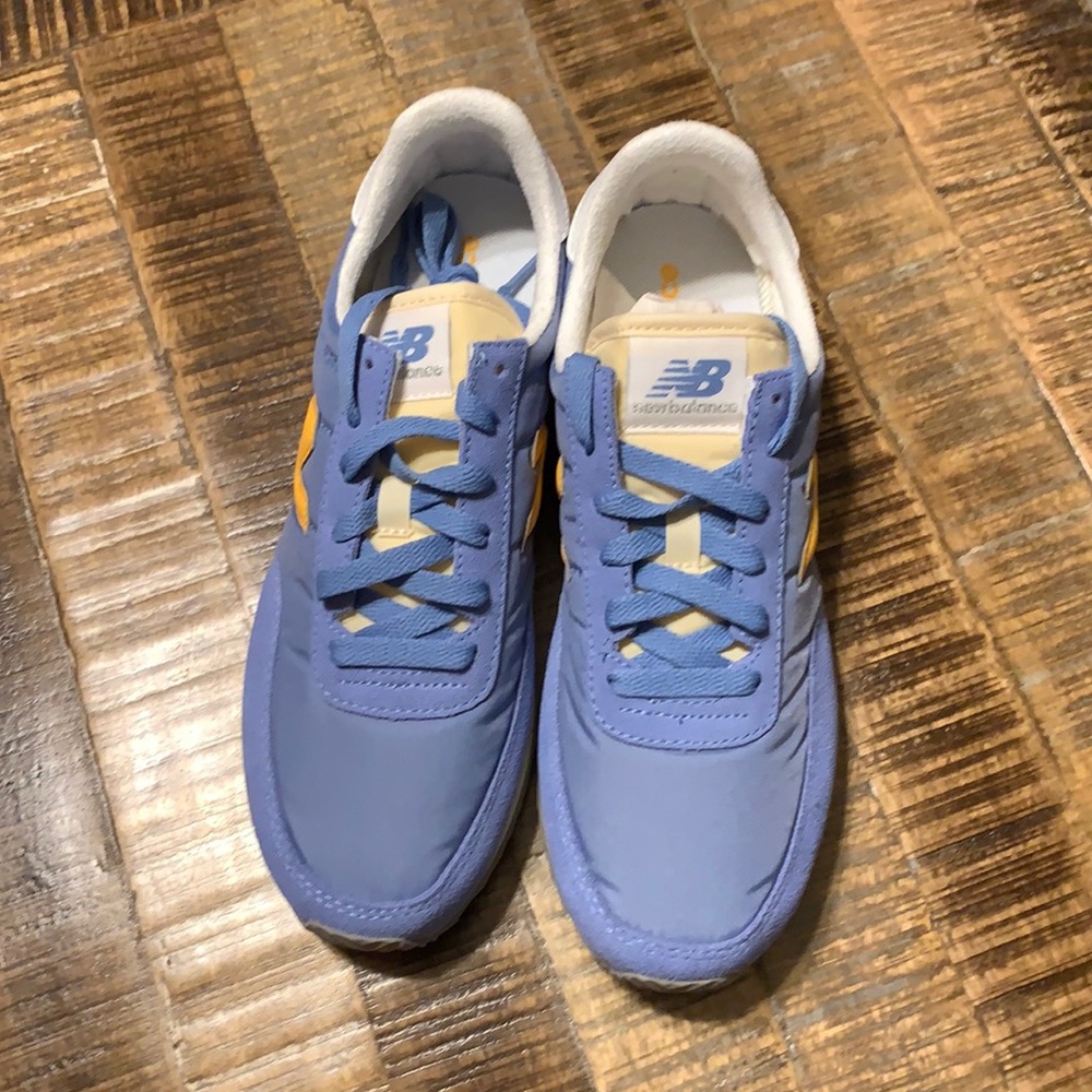 Tennis shoes